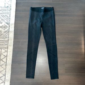 Elastic, snake pattern black leggings